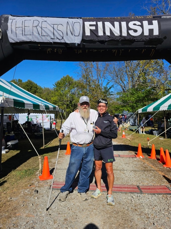 Đăng Trung chụp ảnh cùng Lazarus Lake - người sáng lập huyền thoại của cả Big Dog’s Backyard Ultra lẫn Barkley Marathons. Ảnh: Facebook / Nguyen Dang Trung
