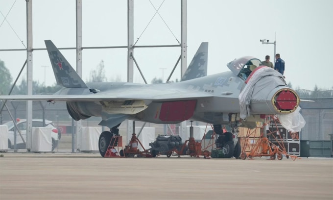 Nguyên mẫu T-50-7 với khoang vũ khí hông đang mở tại triển lãm hàng không ở Chu Hải, Trung Quốc tháng 11/2024. Ảnh: Wanquanphoto