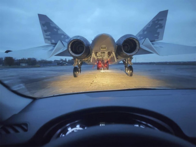 Khoang vũ khí đuôi đang mở của tiêm kích Su-57 trong ảnh công bố ngày 17/10. Ảnh: FighterBomber