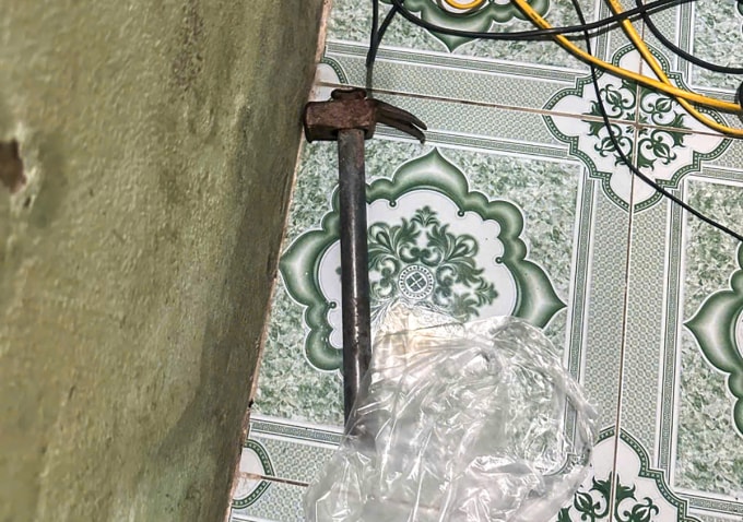 Chiếc búa đinh được nhà chức trách thu tại phòng trọ của gia đình Nam ở xã Cổ Đạm. Ảnh: Hùng Lê