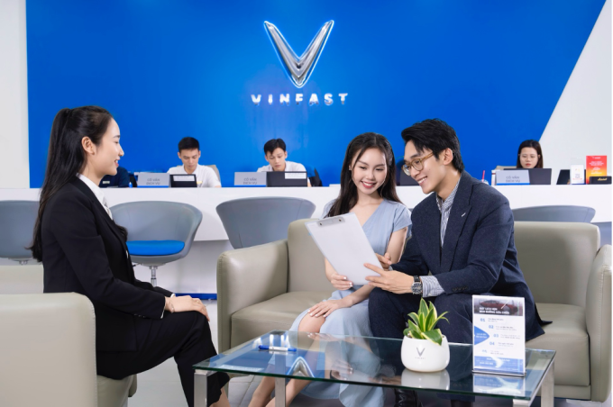 Nhân viên đại lý VinFast (trái) tư vấn sử dụng xe cho người dùng. Ảnh: VinFast