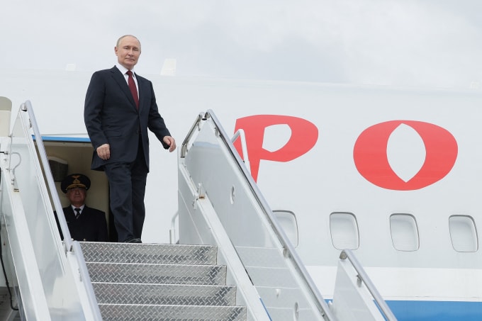 Tổng thống Nga Vladimir Putin lên chuyên cơ sau hội nghị thượng đỉnh với người đồng cấp Mỹ Donald Trump tại Alaska ngày 15/8. Ảnh: Sputnik