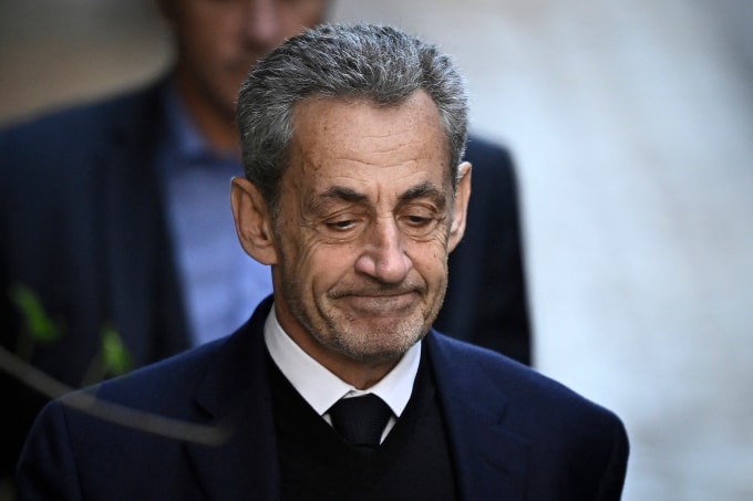 Cựu tổng thống Pháp Nicolas Sarkozy rời nhà riêng để di chuyển tới nhà tù La Sante ở Paris ngày 21/10. Ảnh: AFP