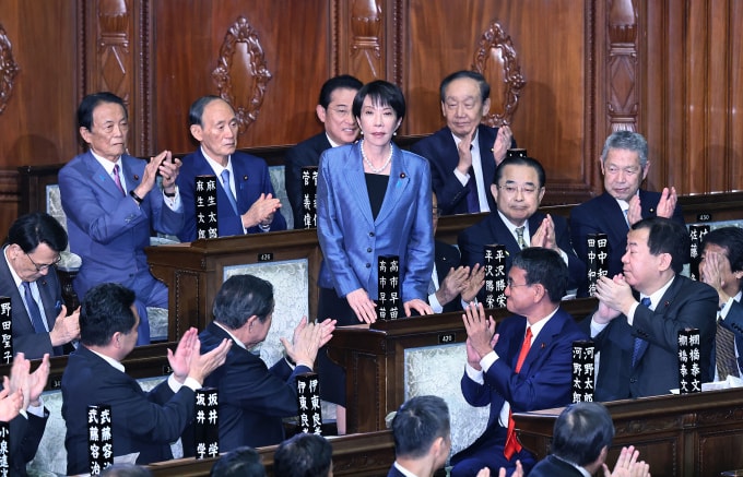 Bà Sanae Takaichi được các nghị sĩ vỗ tay hoan nghênh sau khi được bầu làm thủ tướng ngày 21/10. Ảnh: AFP