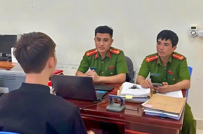 Nam thanh niên trình bày sự việc với Công an xã Kỳ Anh, ngày 20/10. Ảnh: Công an cung cấp