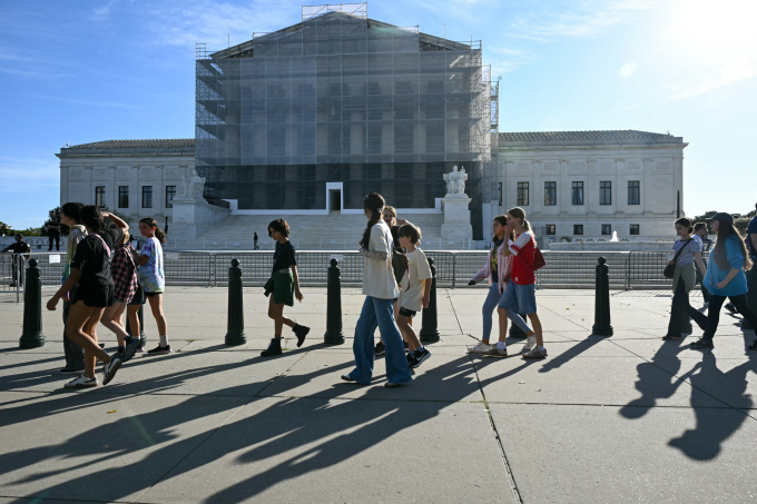 Sinh viên Mỹ tản bộ trước Tòa án Tối cao ở Washington, ngày 7/10. Ảnh: AFP