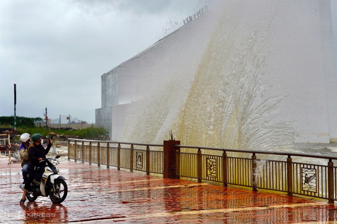 Ảnh hưởng của triều cường và gió mạnh, từng đợt sóng lớn đang đánh vào vỉa hè đường Như Nguyệt, phường Hải Châu, TP Đà Nẵng, trưa 21/10. Ảnh: Nguyễn Đông