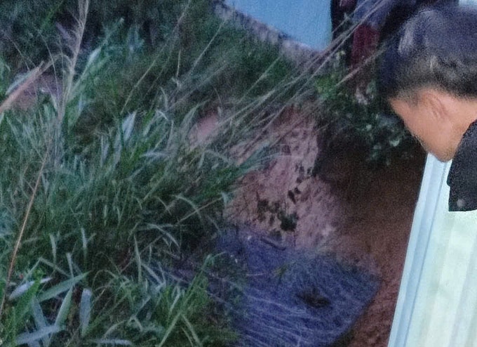 Vết sụt đất ở taluy âm đã tiến sát nhà dân ở nóc Kon Pin. Ảnh: Công an cung cấp