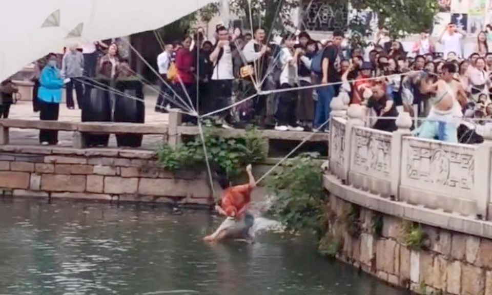 Diễn viên rơi xuống hồ khi múa trên không