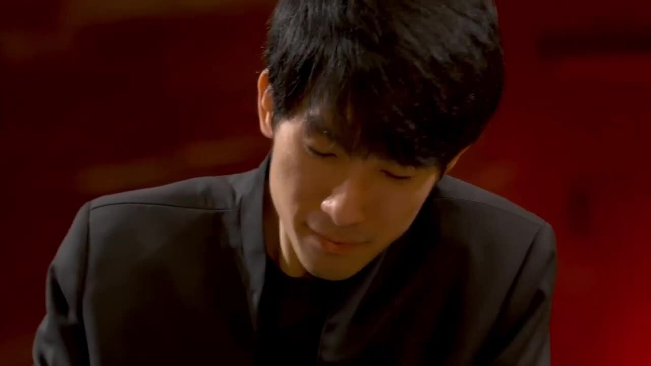 Eric Lu biểu diễn piano