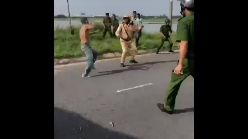 Cảnh sát khống chế tài xế ngáo đá đánh võng trên đường