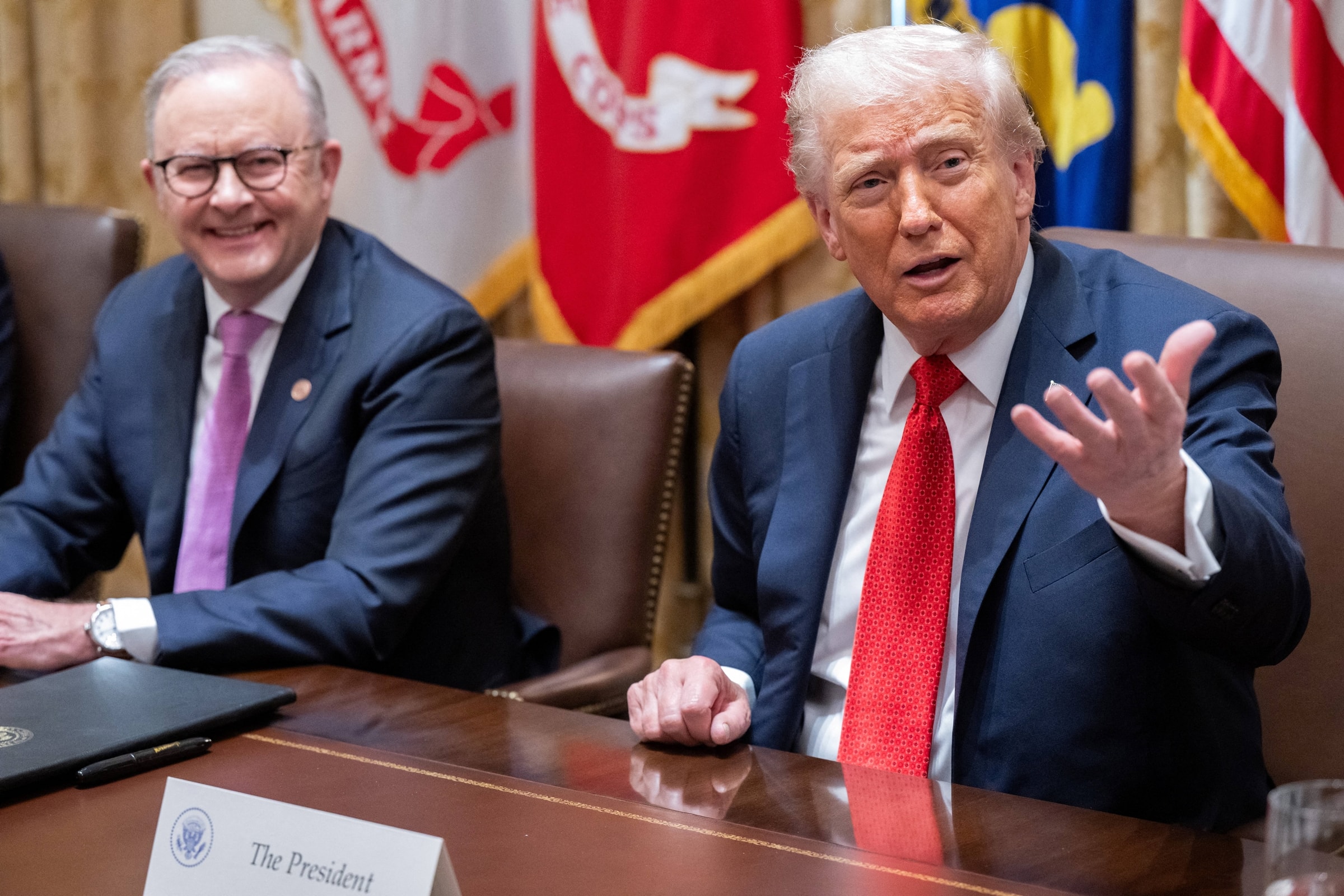Ông Trump nhắc nhở phóng viên vì quệt vào gương 400 tuổi