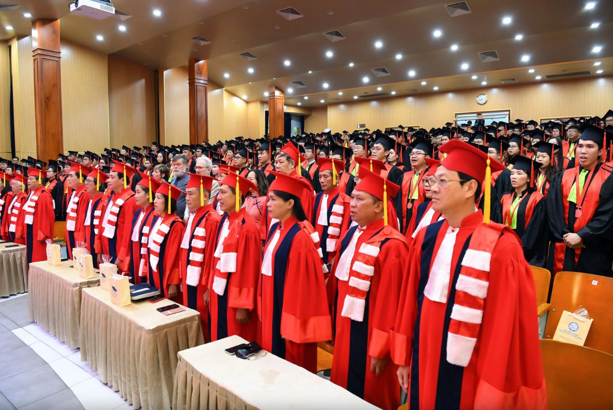Lễ trao bằng tốt nghiệp sau ĐH tại Trường ĐH Y dược TP.HCM (Thanh Niên)