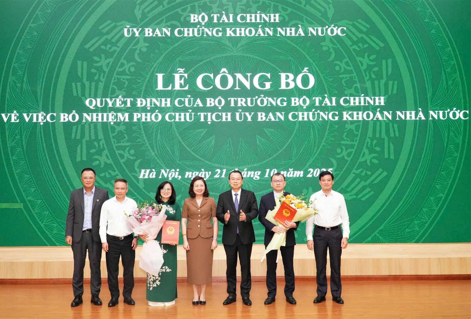 UBCKNN bổ nhiệm 2 tân Phó Chủ tịch- Ảnh 1. UBCKNN bổ nhiệm 2 tân Phó Chủ tịch- Ảnh 1.