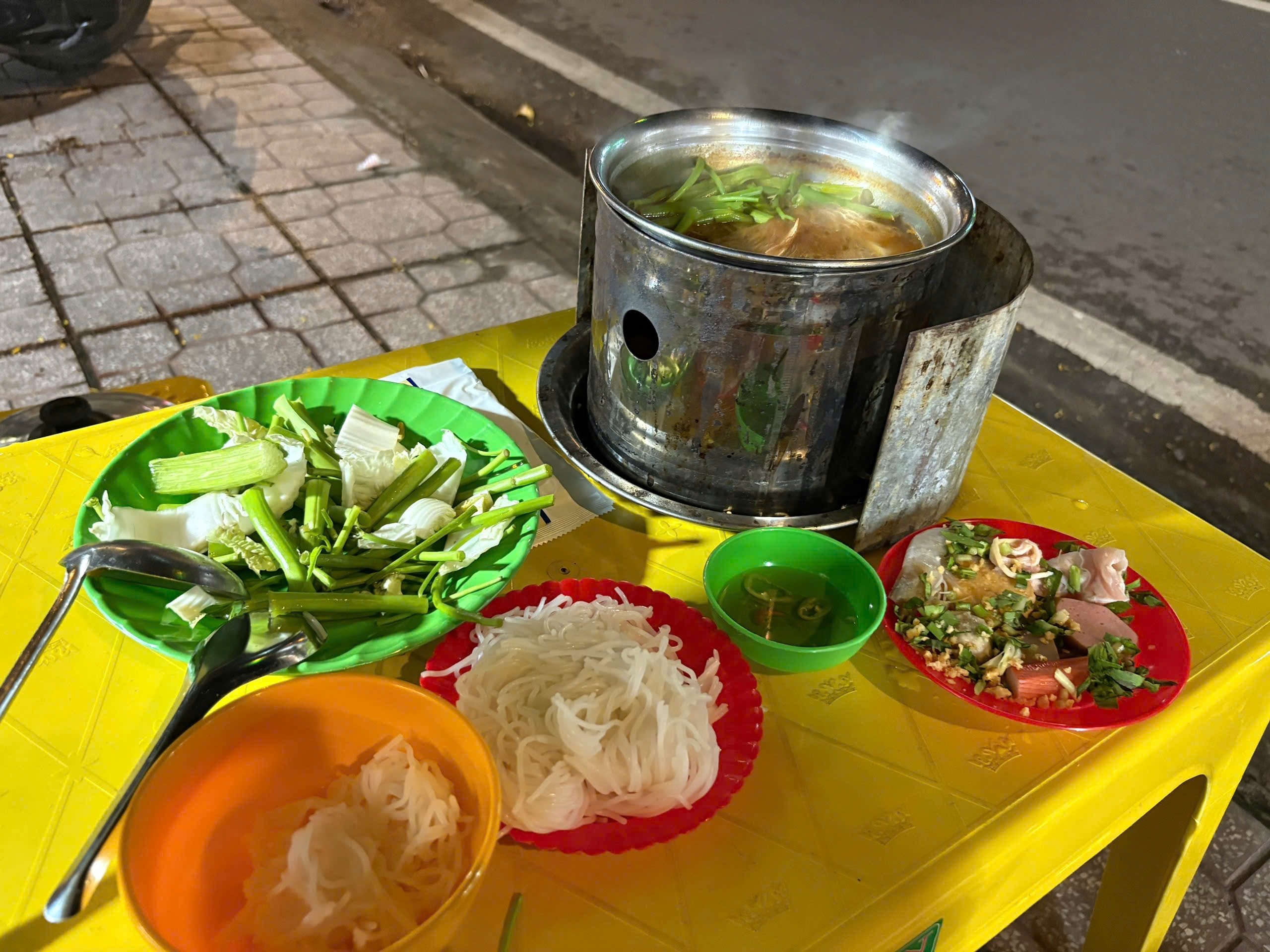 Lẩu 39K, 69K "làm mưa làm gió" ở TP HCM - Ảnh 4.