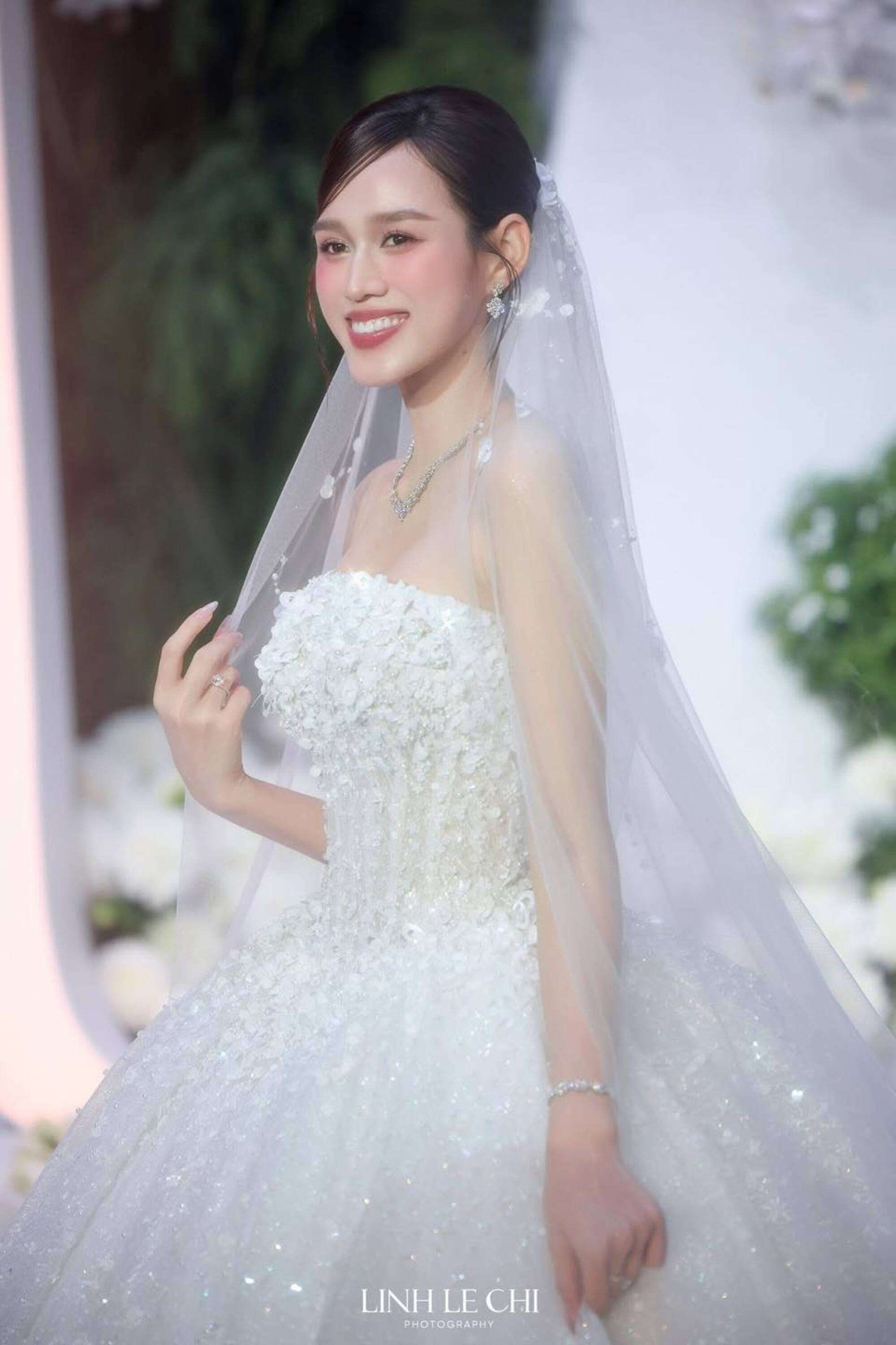 Đáp lại, chú rể nhắn gửi: “Anh gắn với những công trình và ngày hôm nay, anh đang cùng em xây công trình lớn nhất đời mình. Cảm ơn em, người con gái đã xuất hiện trong cuộc đời anh, để cho anh biết thế nào là tình yêu. Chúng ta sẽ cùng nhau cố gắng em nhé, để tình yêu này sẽ không chỉ là những lời nói ngọt ngào, mà là từng hành động nhỏ bé mỗi ngày, là sự sẻ chia, thấu hiểu. Hôm nay, sau tất cả những năm tháng chờ đợi, anh đã sẵn sàng để bước đến, nắm lấy đôi tay em, và cùng em đi qua mọi chặng đường