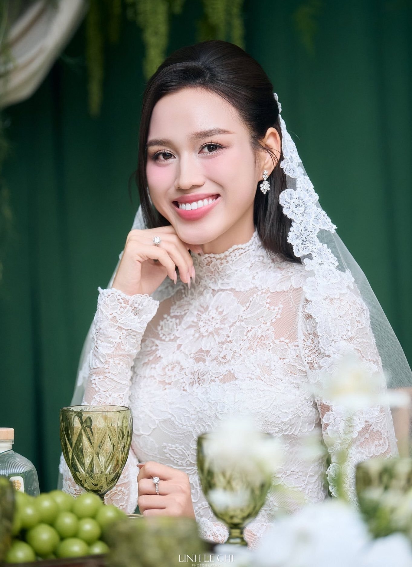Buổi lễ diễn ra trang trọng, đậm phong vị truyền thống xứ Thanh, với sự chứng kiến của họ hàng hai bên và bạn bè thân thiết của cô dâu. Trong ngày trọng đại, Hoa hậu Việt Nam 2020 diện áo dài đắp ren, cài khăn voan trắng.