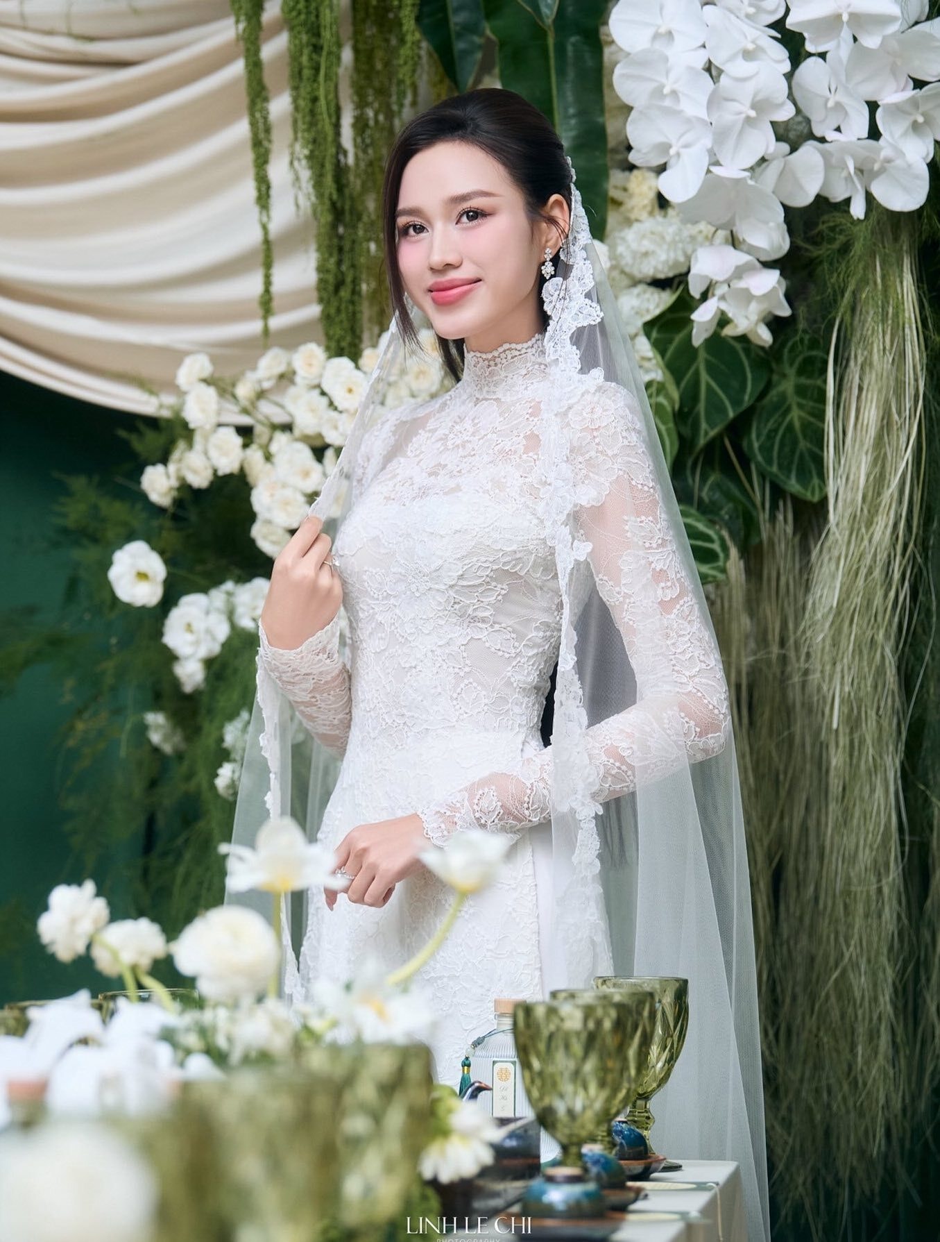 Trong buổi lễ, ông Nguyễn Viết Hải - Chủ tịch Tập đoàn Sơn Hải, cha chú rể – phát biểu đầy cảm xúc: “Hôm nay, gia đình nhà trai mang đến khay cau trầu, dâng lên tổ tiên, ông bà của nhà gái, mong muốn xin phép tổ tiên, gia đình nhà gái được đón cháu Đỗ Thị Hà về làm dâu gia đình nhà tôi. Không có gì hơn, tôi biết ơn gia đình nhà gái đã tiếp đón long trọng nhà trai. Chúc gia đình nhà gái sức khỏe, may mắn. Chúc cho hai con hạnh phúc, yêu nhau mãi mãi, dài lâu