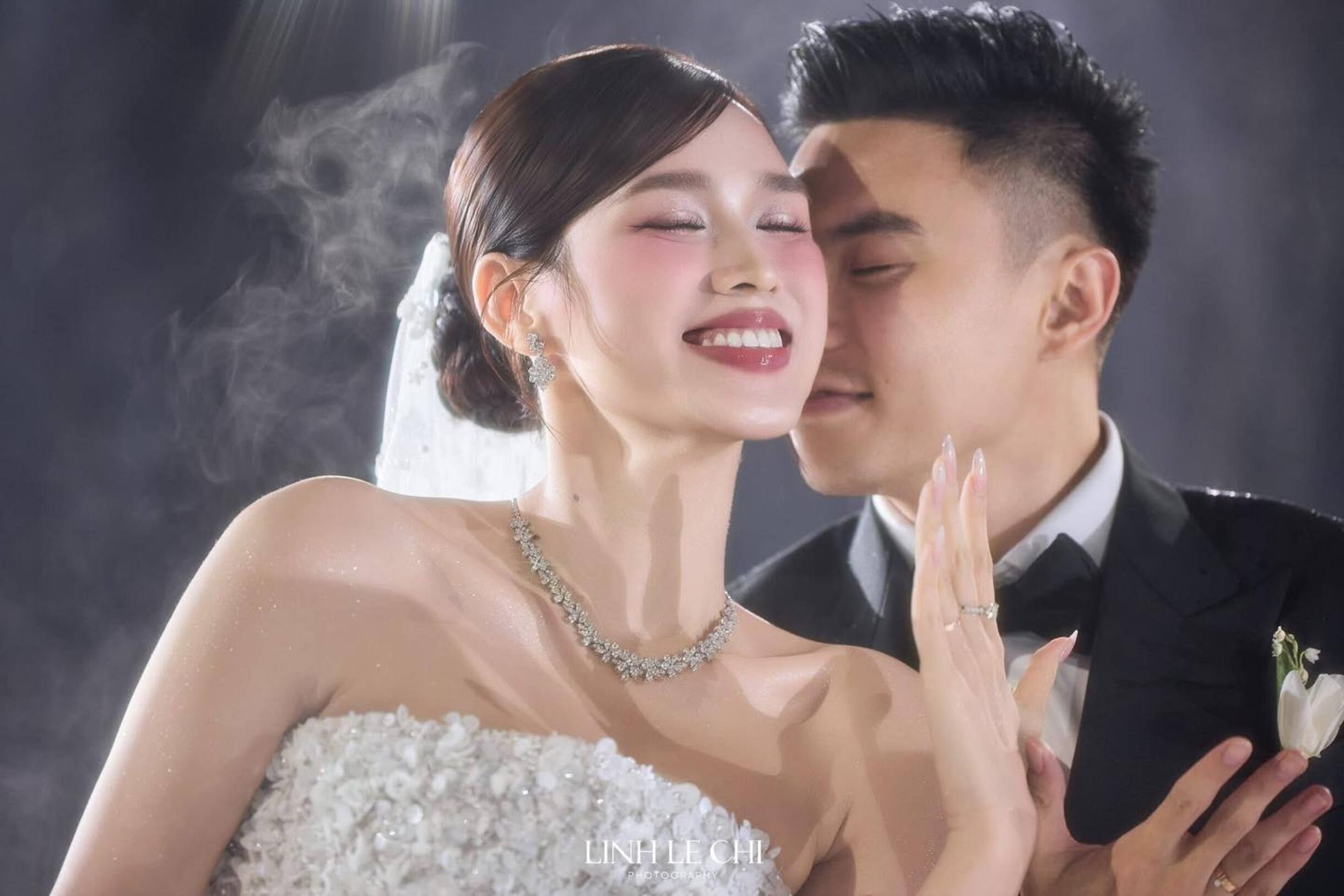 Hoa hậu Đỗ Thị Hà và chồng doanh nhân giơ cao bàn tay đeo nhẫn cưới, chia sẻ niềm vui với những người thân yêu trong nền nhạc ca khúc