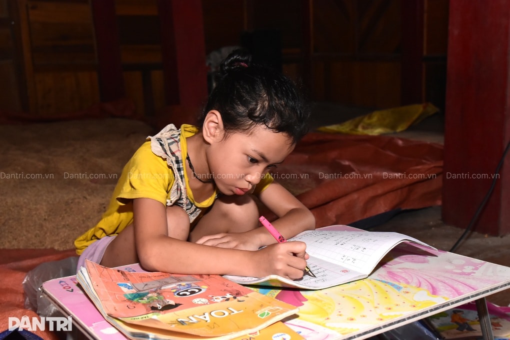 “Con chỉ mong khỏi bệnh và có chiếc bàn chắc chắn để yên tâm học bài” - 2