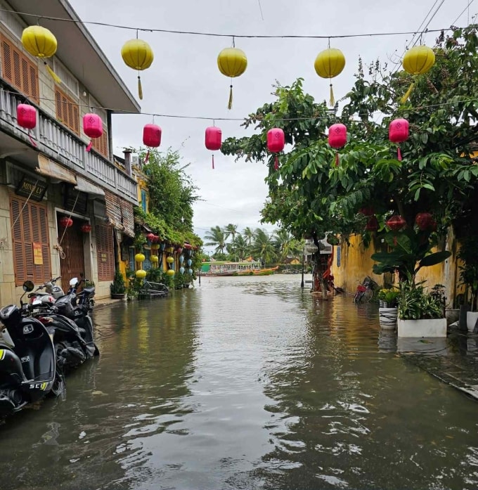 Một tuyến phố tại Hội An ngập nước chiều 22/10. Ảnh: Sơn Trần