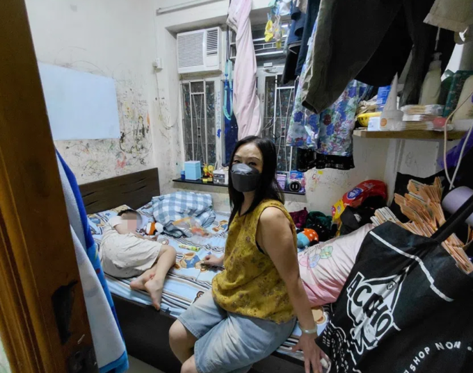 Bà Wang cùng cháu ngoại trong căn hộ ở khu Sham Shui Po, Hong Kong, ngày 19/9. Ảnh: Think China