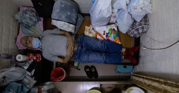 Một cư dân trong căn hộ khu Sham Shui Po, Hong Kong, ngày 19/9. Ảnh: Think China