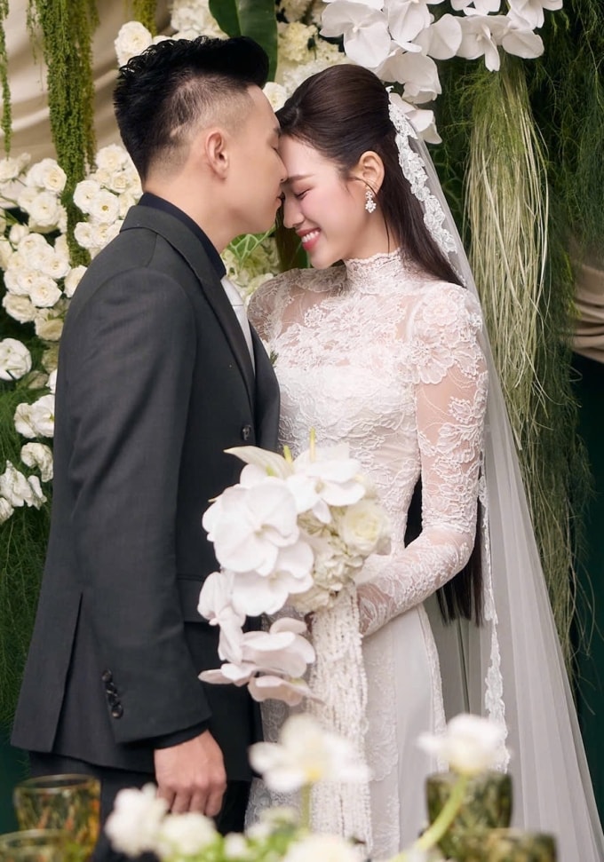 Cô dâu - chú rể hôn nhau trước tiếng cổ vũ của nhiều người thân. Ảnh: Lê Chí Linh