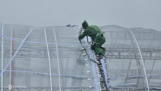 Đội kỹ thuật khắc phục mái rạp bị rách do mưa lớn.