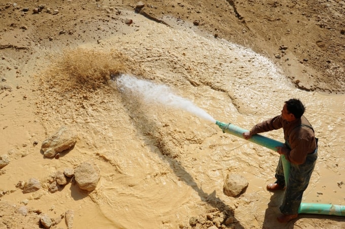 Công nhân làm việc tại mỏ đất hiếm tại Giang Tây (Trung Quốc) năm 2011. Ảnh: Reutes