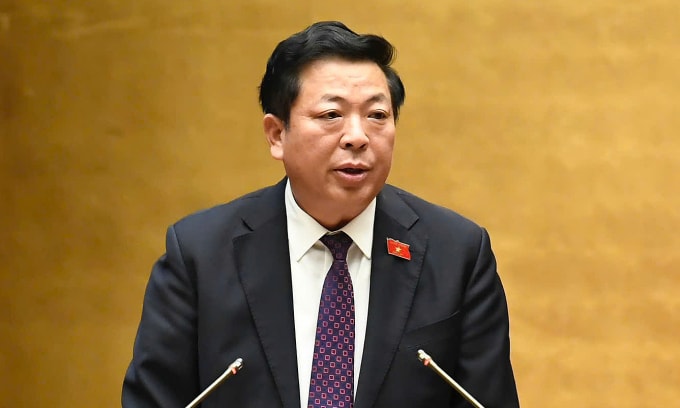 Bộ trưởng Xây dựng Trần Hồng Minh trình bày dự thảo Luật Hàng không dân dụng sửa đổi tại Quốc hội sáng 22/10. Ảnh: Hoàng Phong
