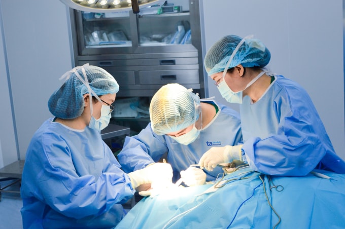 Bác sĩ Thái Duy (giữa) đang phẫu thuật cho anh Hải. Ảnh: Bệnh viện Đa khoa Tâm Anh