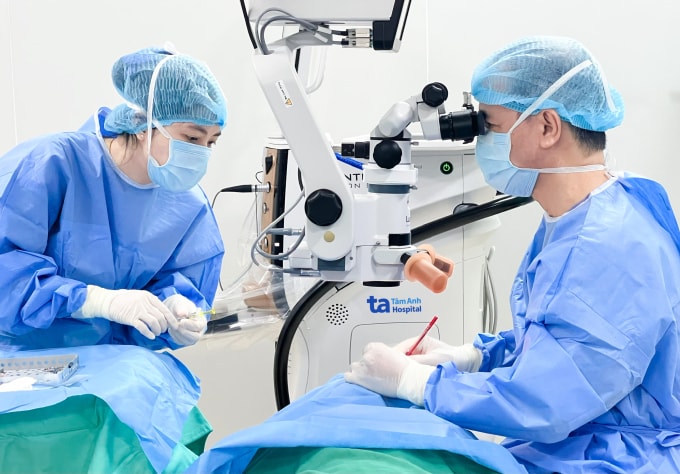 Bác sĩ phẫu thuật phaco thay thủy tinh thể mắt phải cho bà Ngân. Ảnh: Bệnh viện Đa khoa Tâm Anh