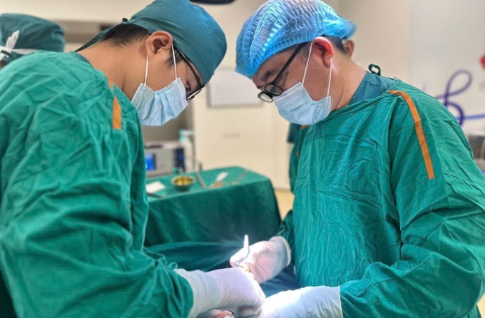 Bác sĩ phẫu thuật cho bệnh nhân. Ảnh: Bệnh viện cung cấp
