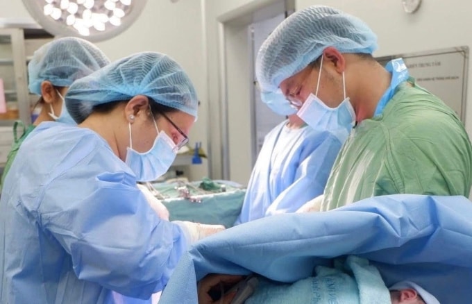 Các bác sĩ mổ tim cho bệnh nhân. Ảnh: Bệnh viện cung cấp