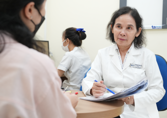 Bác sĩ tư vấn cho bệnh nhân thừa cân bị thoái hóa khớp. Ảnh: Bệnh viện Đa khoa Tâm Anh