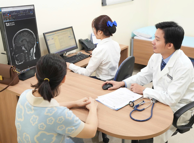 Bác sĩ Thần kinh Đột quỵ khám cho người bệnh tại Phòng khám Đa khoa Tâm Anh Cầu Giấy. Ảnh: Bệnh viện cung cấp