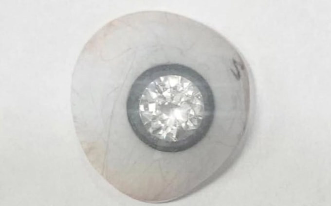 Viên kim cương 2 carat được gắn trong tròng đen của mắt. Ảnh: Instagram/artificialeyesbyjohnimm