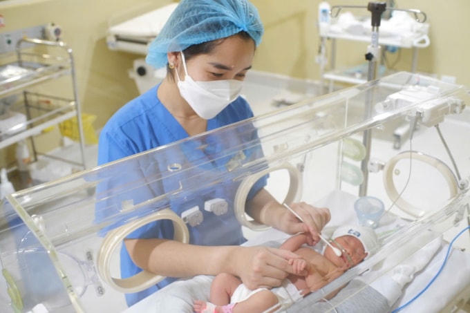 Một em bé sinh non đang được chăm sóc đặc biệt. Ảnh minh họa: Bệnh viện Đa khoa Tâm Anh