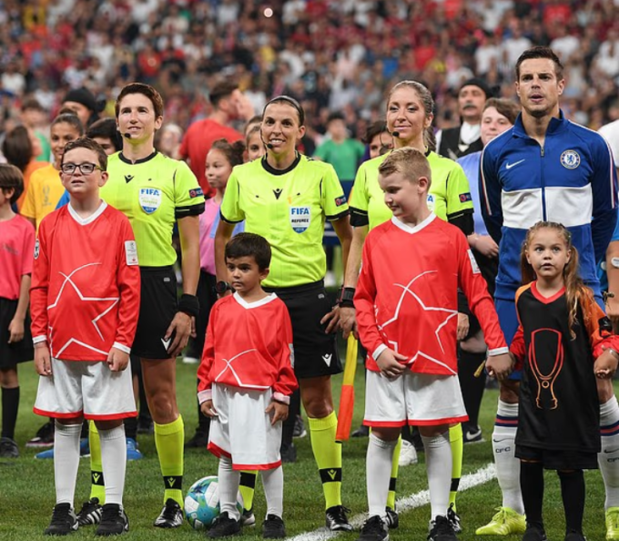 Manuela Nicolosi (thứ hai từ phải sang) làm trợ lý trọng tài trận tranh Siêu Cup châu Âu giữa Liverpool và Chelsea năm 2019. Ảnh: Chelsea FC