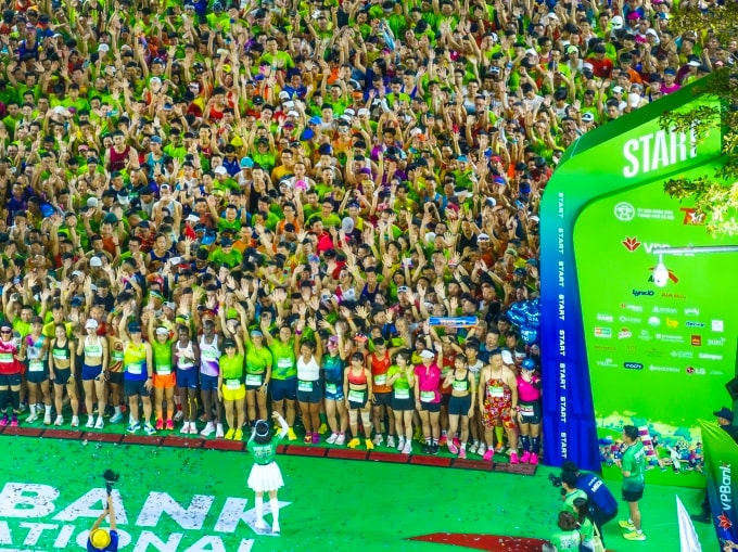 VĐV tham gia VPBank Hanoi International Marathon năm ngoái đứng trước vạch xuất phát. Ảnh: VPBank