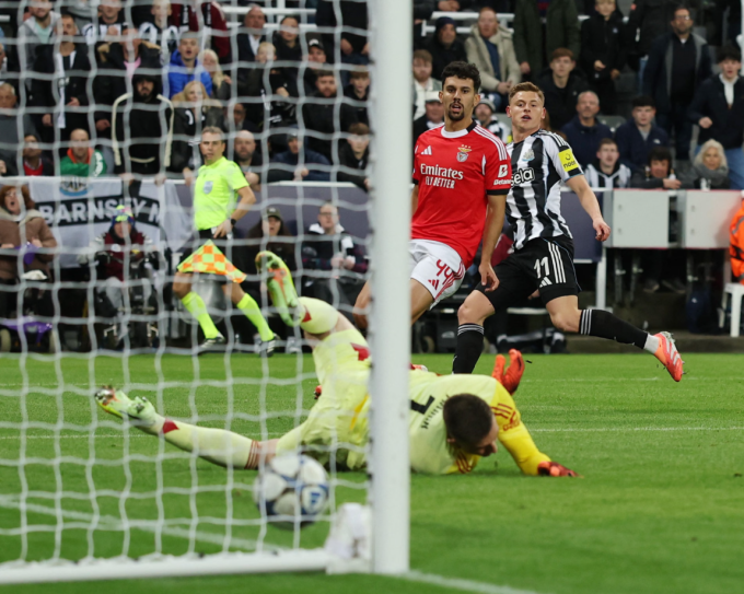 Harvey Barnes sút chéo góc ghi bàn nâng tỷ số lên 2-0, trong trận Newcastle thắng Benfica 3-0 trên sân St. James Park, Newcastle, Anh ngày 21/10/2025. Ảnh: Reuters