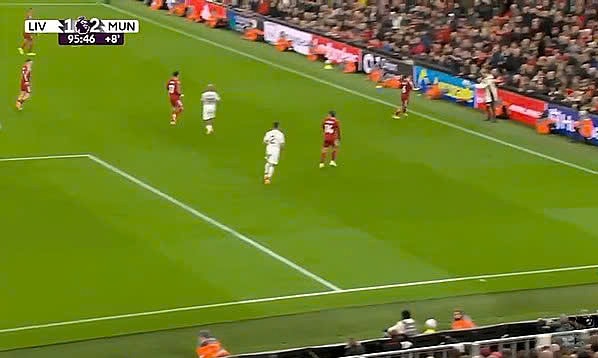 Cầu thủ Liverpool (áo đỏ) được tiếp bóng nhanh ở quá ném biên, thay vì phải chạy tới giá đỡ lấy bóng. Ảnh: chụp màn hình