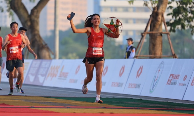 KOL chạy bộ Trần Hồng Nhung về đích tại Techcombank International Marathon 2025 ngày 6/10. Ảnh: Techcombank Marathon