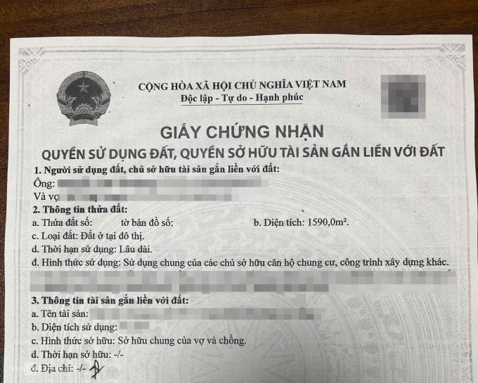 Sổ đỏ photocopy được dùng để nộp cho tổ dân phố. Ảnh: Phạm Dự