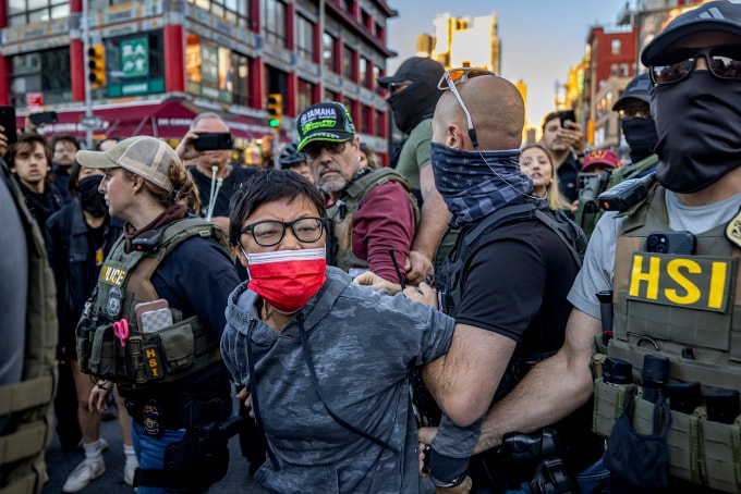 Giới chức truy quét hàng rong ở Chinatown, New York, ngày 21/10. Ảnh: Reuters
