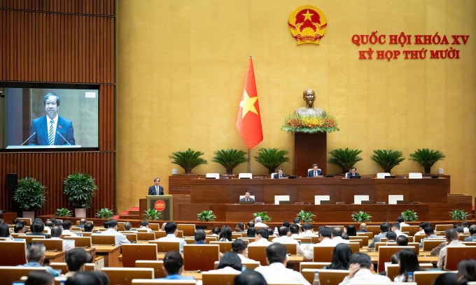 Bộ trưởng Nguyễn Kim Sơn trình Quốc hội dự thảo luật sửa đổi. Ảnh: Cổng TTĐT Quốc hội