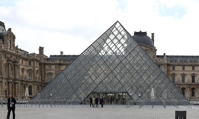 Sân trong bảo tàng Louvre tại Paris, Pháp ngày 20/10. Ảnh: AFP