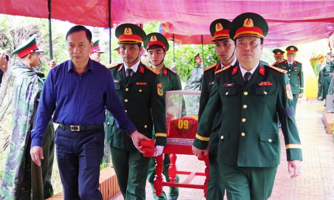 Các hài cốt liệt sĩ được đến nơi an táng. Ảnh: Xuân Diện