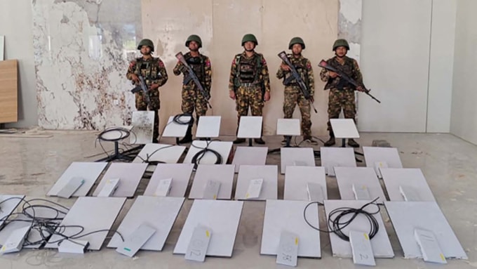 Số thiết bị Starlink bị quân đội Myanmar thu giữ trong cuộc đột kích khu phức hợp KK Park trong ảnh chụp ngày 20/10. Ảnh: AFP